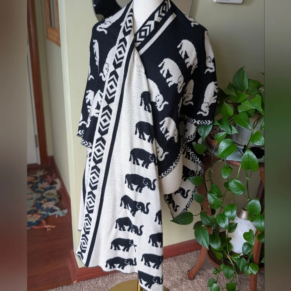 Black & Cream Elephant Pattern Boho Aztec Reversible Knit Sweater Wrap - Picture 14 of 16